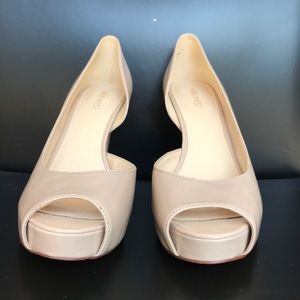 Nine West tan pumps with side scoop size 9